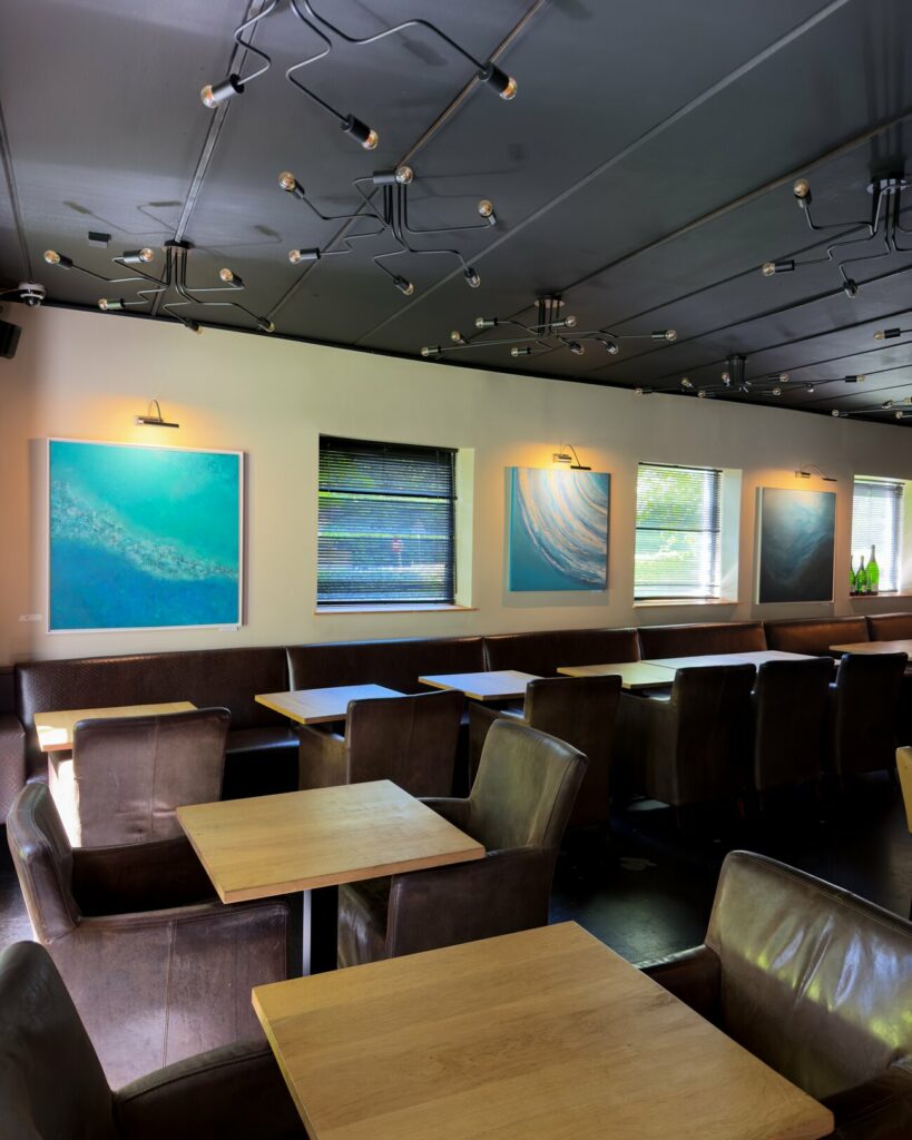 Toile en situation — toile marine abstraite de Joanne G., artiste peintre à Braine-l’Alleud (Brabant wallon)